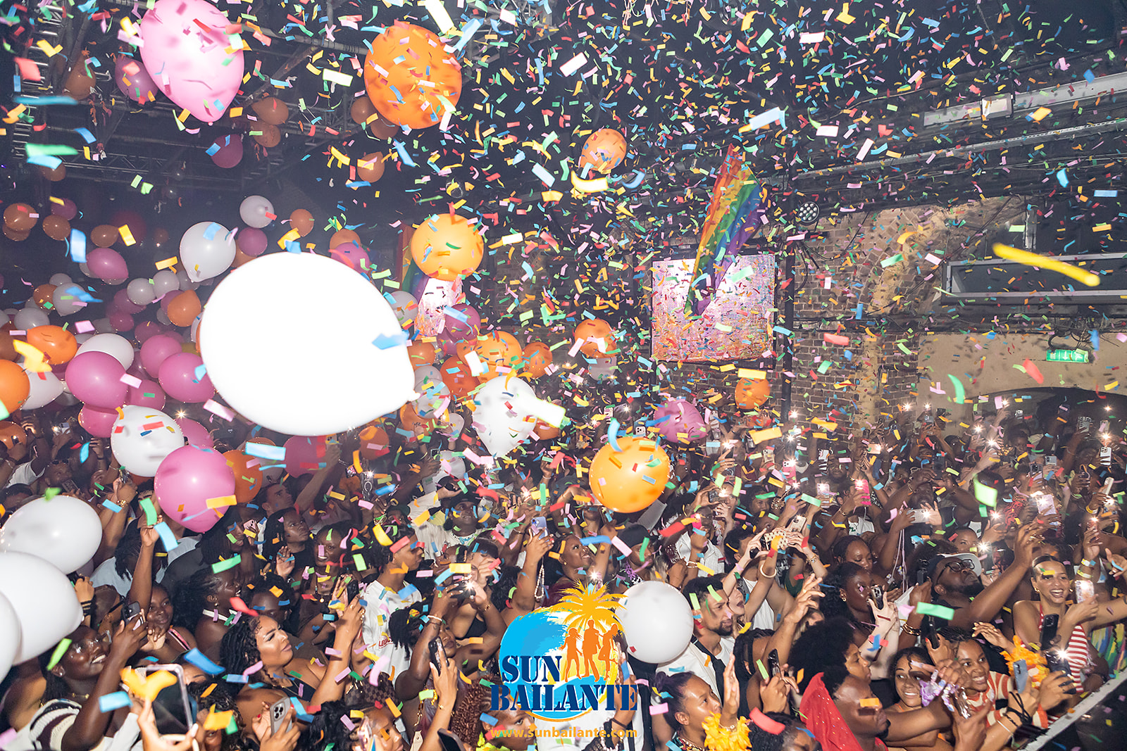 Pluie de confettis et ballons au-dessus de la foule en fête, soirée Sun Bailante